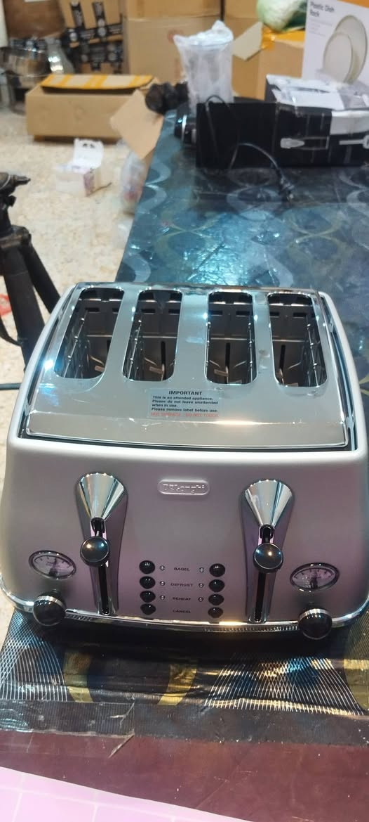 محمصة خبز من نوع De'Longhi Icona Vintage ذات 4 فتحات باللون الفضي.تتميز بتصميم ريترو (عتيق) من الخمسينيات مع تفاصيل مطلية بالكروم.تحتوي على أدوات تحكم إلكترونية منفصلة لكل جانب، تتيح وظائف إعادة التسخين، وإذابة الجليد، وإلغاء التشغيل.تتضمن 6 مستويات مختلفة للتحكم في درجة التحميص وصينية قابلة للإزالة لتنظيف الفتات.قوة التحميص تصل إلى 1800 واط وتأتي مع أقدام غير قابلة للانزلاق لضمان الثبات.


**إذا كنت صاحب هذا الإعلان وتريد حذفه لأي سبب، رجاءا أرسل رسالة إلى الدعم الفني**