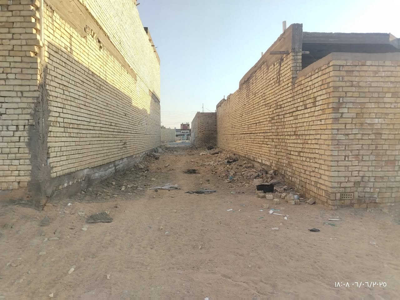 قطعة أرض للبيع المساحة 100 متر طولية الواجهة 5 متر والنزال 20 في منطقة الظباط الثالثة قرب سيد منذر الاستفسار خاص او الاتصال على رقم ***********
