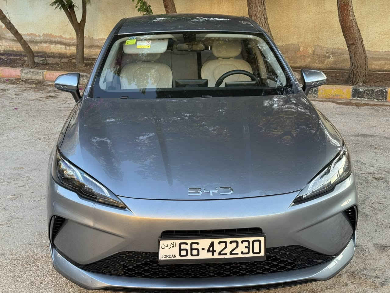 2025 BYD SEAL 05 D-MI PLUG-IN HYBRID
بي وي دي 2025 للبيع بسعر مغري 
قاطعه ٣٣ الف كيلو 

محرك البنزين : 
1500 سي سي
4 سلندر 
بنزين 
السيارة تقطع بالفل 2100 كيلو متر 
سعة خزان الوقود 65 لتر 
حجم البطارية : 7.68 كيلو واط و تقطع بالشحنة 55 كيلو متر و يمكن شحنها 
نوع البطارية : ايرون فوسفات الحديد 

يمكن السير على البطارية الكهربائية بالكامل 

الاضافات :
 مقاعد جلد 
 شاشة امامية كبيرة و متحركة /  كاميرا )
 تحكم طارة
 مثبت سرعة
 بصمة تشغيل و دخول
عداد ديجيتال 
حساسات اصطفاف امامية و خلفية
 اضوية امامية Led
 اضاءة نهارية Led
 هاندبريك الكتروني
 جنط المنيوم
 مداخل شاحن موبايل سريع جير ماوس
وسائد هوائية
فتحات مكيف خلفية
 صندوق خلفي كهرباء 
 خاصية ال Smart drive )

Blind spot monitor  حساس النقطة العمياء 
Collision warning system  نظام تنبيه الاصطدام 
Lane assist  تحديد مسار 
Auto park  اصطفاف ذاتي 
Bluetooth  بلوتوث 
Auto lights  اضاءة ذاتية 
Navigation Maps  نظام خرائط الملاحة 
Airbags  وسائد هوائية

السعر : ١٤٩٥٠
 
للتواصل : 0798236090 
‏


**إذا كنت صاحب هذا الإعلان وتريد حذفه لأي سبب، رجاءا أرسل رسالة إلى الدعم الفني**