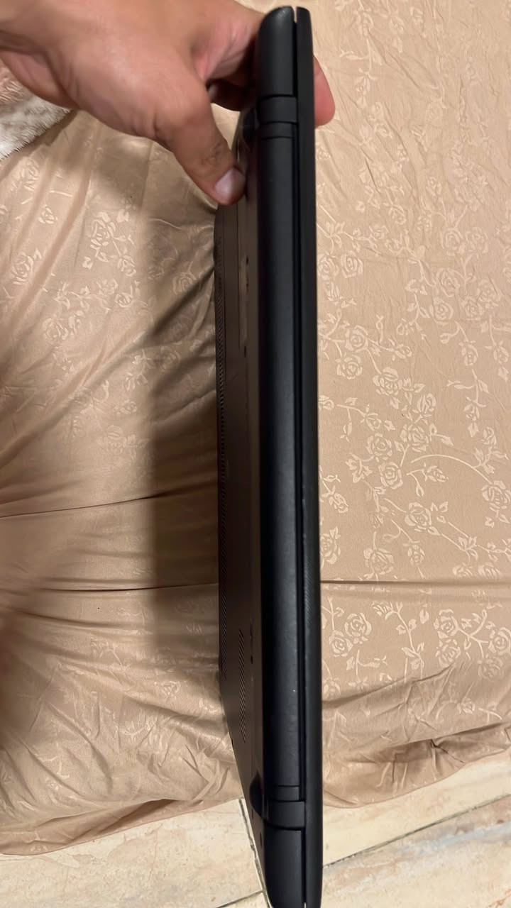 السلام عليكم لابتوب لينوفو نضيف جدا
مال كارتونه مو باله و لا اوبن بوكس لابتوب اصلي 
بيهه بس بقعه سوده صغيره بالشاشه موضحه بالصور حاسبه اي عطل ما بيهه 
بطاريته ممتازه ساعات عمل 
رام 8 
هادري 256 hhd 
الحاسبه سلرون انتل 
عليهه وندوز 10 اصلي فعال 
سيدي شغال 

سعرهه 100 و بيهه مجال 
مكاني جميله شارع خير الله 
رقمي ***********
