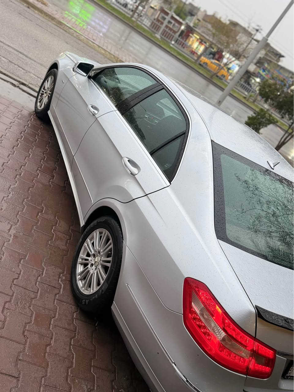 سلام عليكم ورحمة الله وبركاته 
سيارة مارسدس E200
موديل 2010
فول مواصفات 
سلايت 
شاشه بلوتوث 
تحكم استيرن 
اربع تايرات جديدة 
محرك ٤ و توربو 
الضرر / ربع بونيد جامرلغ سكن ٢٠ سم  تكمة خلفي طرف السائق صبغ فقط سيارة بدون قطرة  معجون و بدون ضرر كير و محرك سليم مفتوح القبغ الفوكاني فقط سيارة كامل مكمل بطاقة بنزين و صدر جديد و بطارية جديدة موجود عالواتساب رجاءً اذا مو شراي لتخابر 

*********** كركوك, العراق
