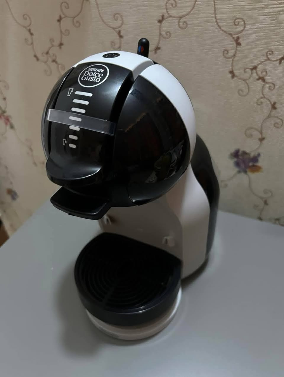 السلام عليكم لبيع مكينة القهوة دولشي كوستا نظافة 99%جديدة وليس باله للاستفسار ***********
