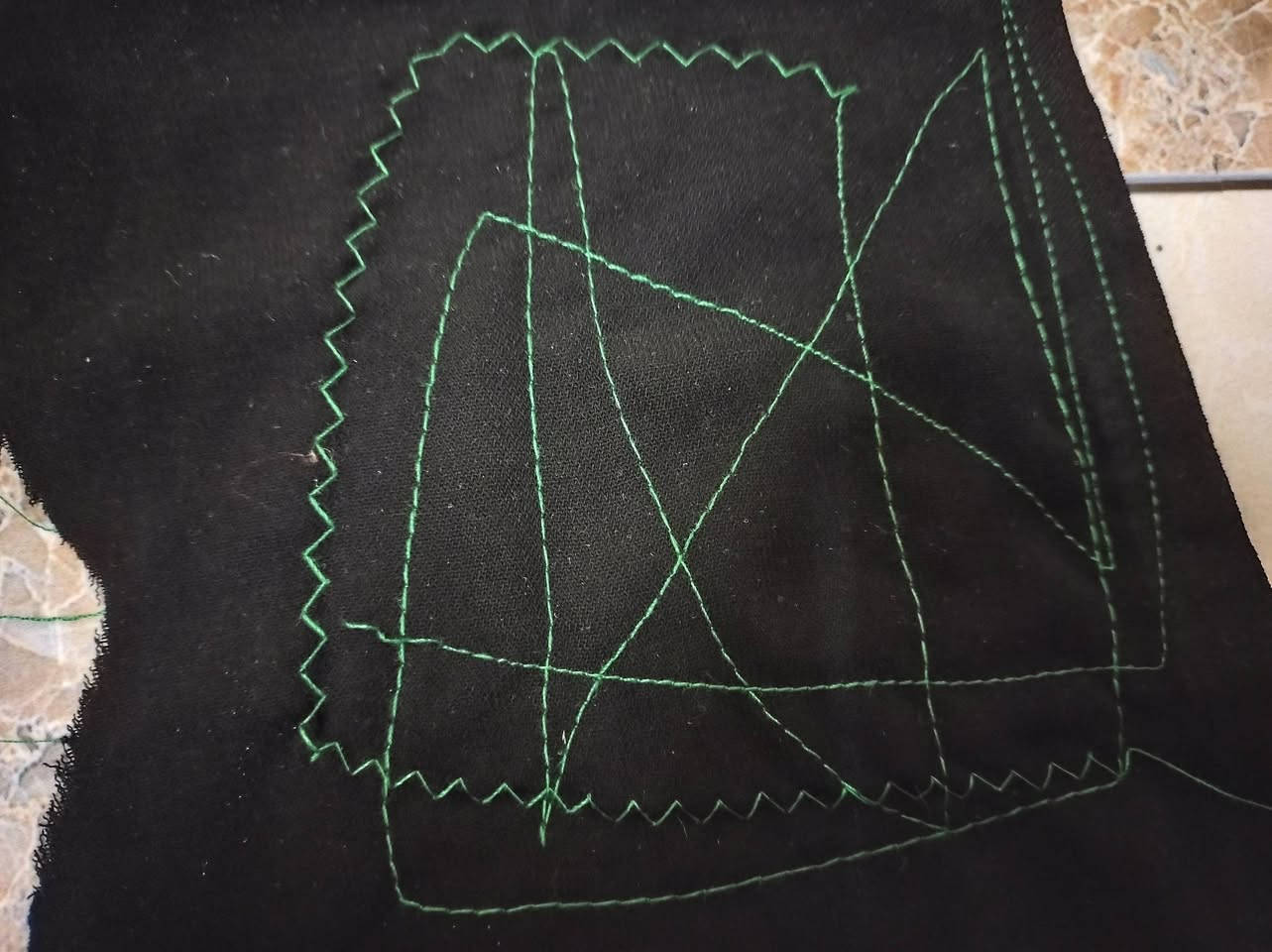 مكينة برذر نظيفة للبيع بدون محولة محورة دواسة صوتها ناعم حيل ب60
***********
