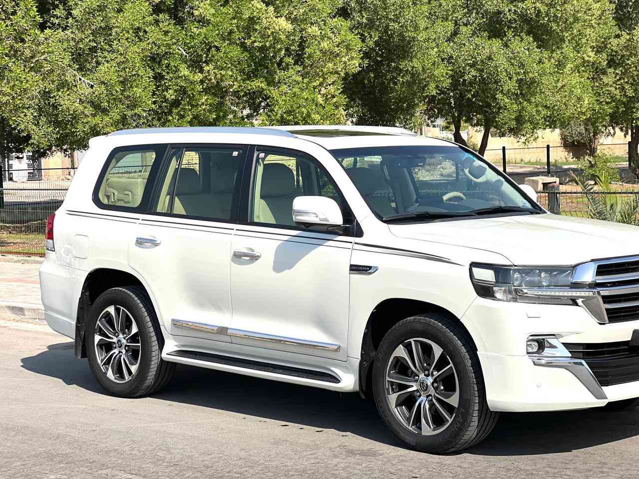 السلام عليكم
لاندكروز 2020 خليجي شركه المهند 
محرك حجم V8 4600
سلايت وبصمه وتشغيل عن بعد
كشن جلد دايموند وكهرباء عدد 2 
جنطه كهرباء وايرباك عدد 8 وبحاخ لايت 
شاشه اندرويد GPS وكامرا عدد 4 وشاشات خلفيه 
ويل كل كروم اسود حجم 20 
حساس امامي وخلفي وشاحن واير ليس
مري شفط وقلاب 
هوك خلفي رساله ترحيب لاندكروز 
بيه بارد بحافه البنيد قليل والجنطه الخلفيه 
ماشيه 102000 الف KM
السعر 51500 
***********
***********
