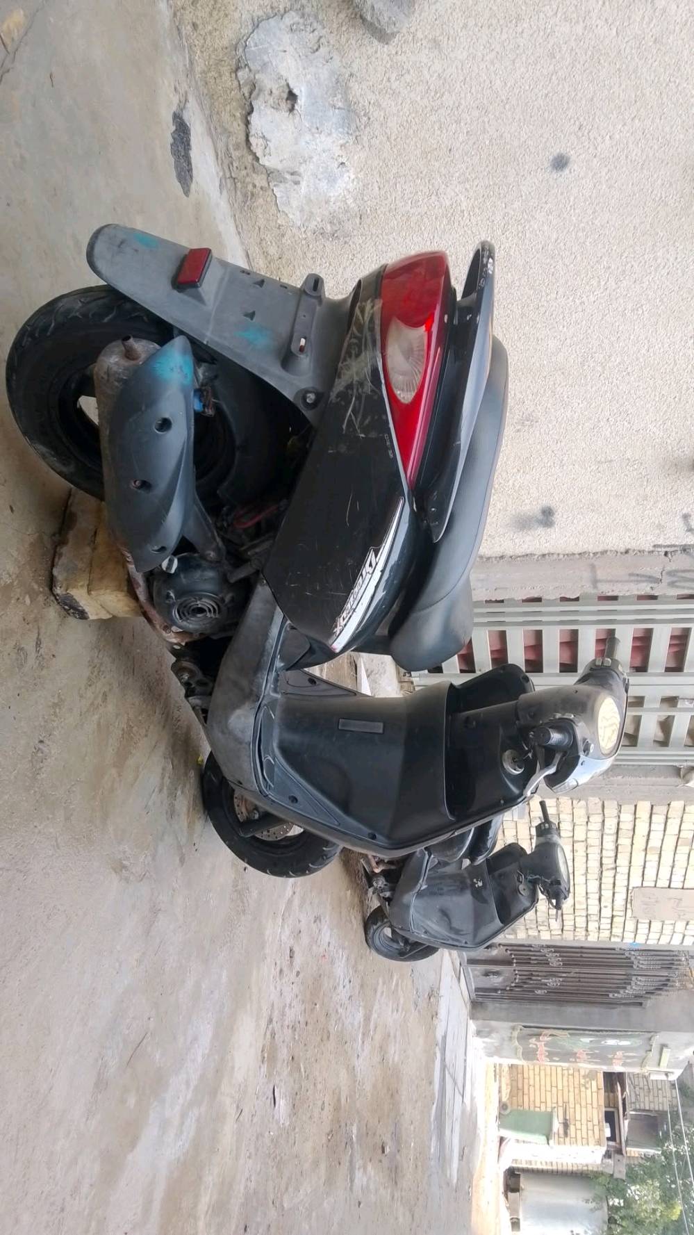 السلام عليكم 
دراجة بريز كابريتر دارجة خير من الله نضيفة مفولة الدراجة من كلشي شعلة معدل شغالة سلف و هندر نقص باتري كاعد دراجة بلاد كڤرات بلاديات ختم واحد و موجود المنفيست مالتهة سعر 550 و بيهة مجال بسيط حك الجية 
*********** موجود واتساب