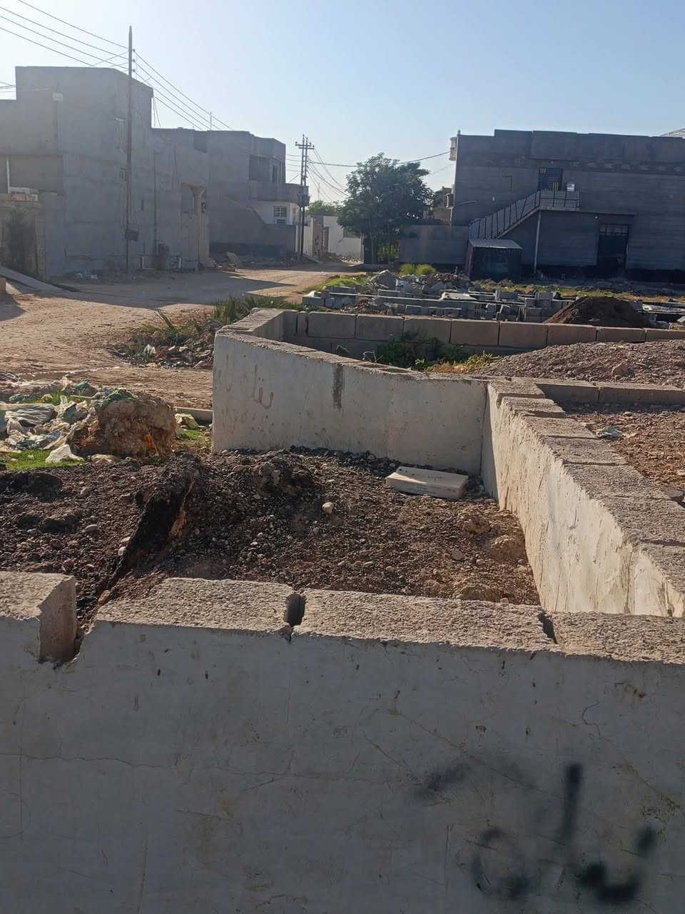 السلام عليكم بتلو للبيع الموقع بلور الزراعي البتلو طابو زراعي سند 25 صاير ورة العرصة مباشرتن المساحة 140متر رقم الهاتف *********** السعر خاص
