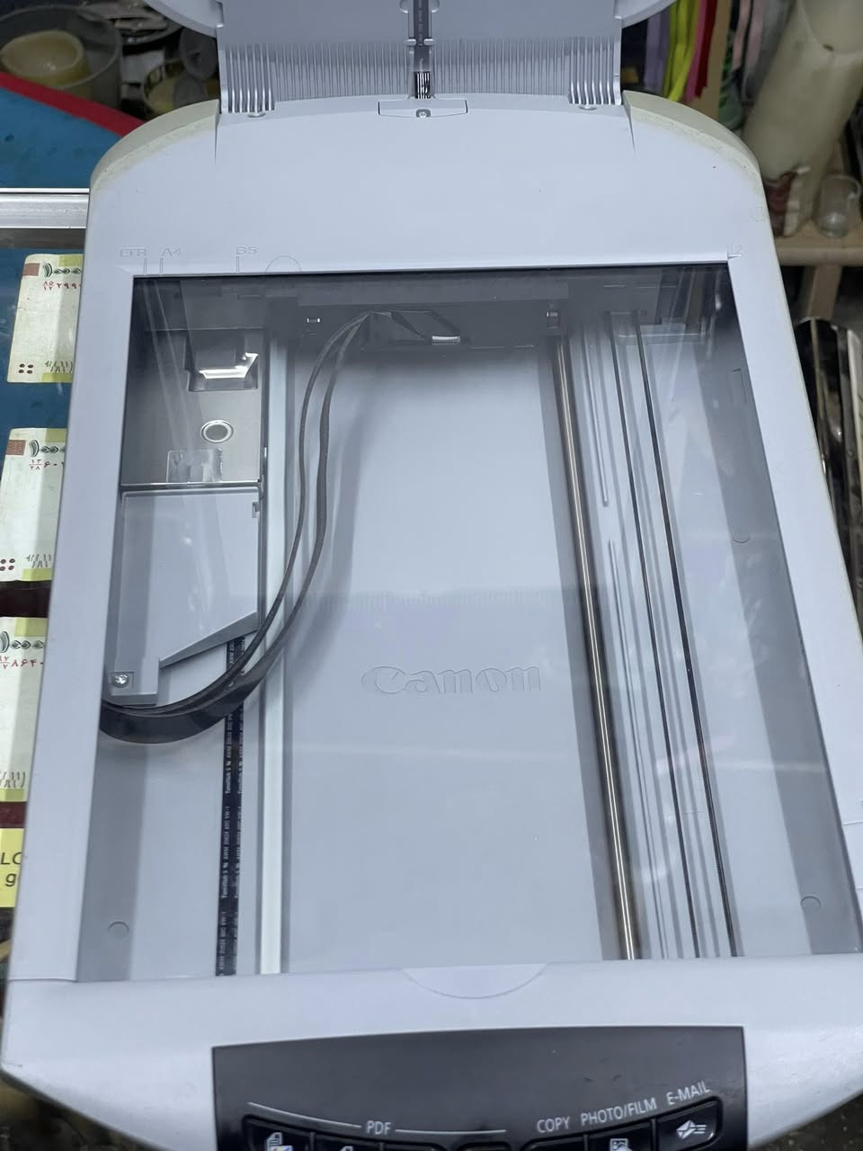 هذا ماسح ضوئي مسطح طراز Canon CanoScan 4400F.
دقة المسح الضوئي تصل إلى 4800 × 9600 نقطة في البوصة.
مزود بوحدة مدمجة لمسح الأفلام (FAU) مقاس 35 ملم.
يحتوي على 7 أزرار EZ لسهولة الاستخدام.
يتضمن تقنية QARE Level 3 لإزالة الغبار والخدوش من الصور.
يتميز بغطاء Z-lid متقدم يتيح مسح المستندات السميكة والكتب.***********
