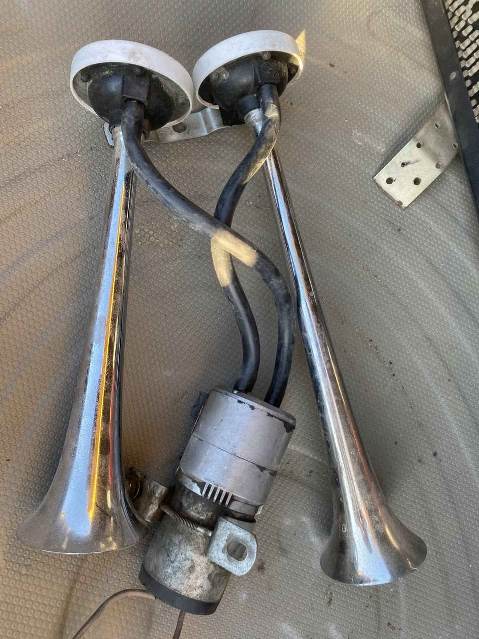 السلام عليكم 
غراض للبيع كلمن وسعره 
هورنات بوش الماني عنچه
هورن براد 
هورنات طاط يوكن كبار ولصغار
نشره ستوب بتره شغاله كامله
شمعات زوج خضر
طفايه ستيل
دركه كرونه
مكاني بغداد 
*********** اتصل وتدلل
