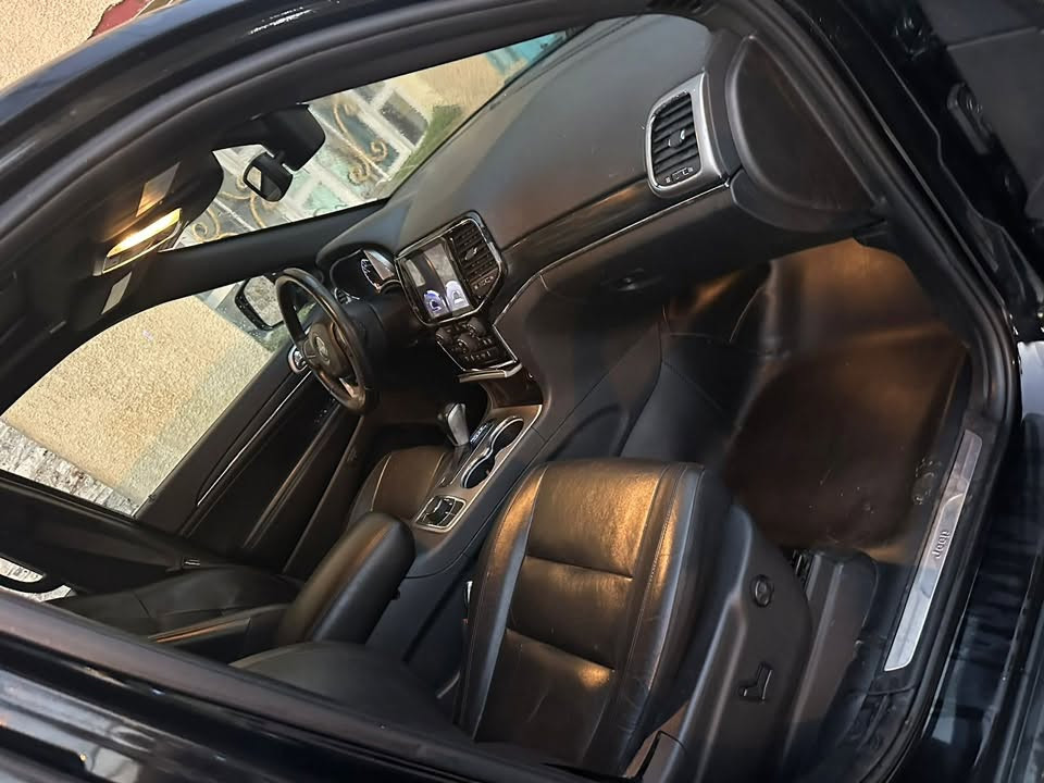 ✅ للبيع جيب جراند شيروكي ليمتد  وارد امريكي 2019 🚗
بسعر جداً مناسب مواصفات ليمتد كاملة    💵  
* فول مواصفات مكينه وكير مكفولات كفالة عامة من الداخل🥇
* ماشية : ١٢٢ كم 
* فتحة سقف
* مقاعد جلد لون اسود كهربائية + تدفئه💺
* ⁠ويل 20 مع تخم تاير جديد 🛞
* شحن لاسلكي🔋
* رادارات جانبية📡
* كاميرا خلفية📷
* شاشة كبيرة أصلية🖥️
* تبريد ثلاجة ❄️
* صدر أمامي جديد
* ⁠توقف ذاتي 🛑✋🏻
* رقم بغداد الجديد 🔢
* ⁠حادثها قطعتين + بنيد مبدل 
* السيارة نظيفة جداً وجاهزة للاستخدام مكانها بغداد 🏠

السعر المطلوب 💵  195$ وبي مجال للجاد والمشتري 

📍 للاستفسار السريع الاتصال على الرقم
*********** 📞

“السيارة تستحق المشاهدة، والفحص بأي مكان على حساب المشتري الجاد.
