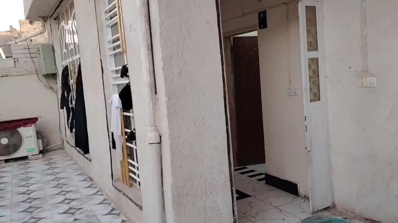 سلام عليكم بيت البيع200 متر شارع المحكمه بل سبعه تلاف قريب عل سواق ستار فراع العريض بيت كامل ***********
