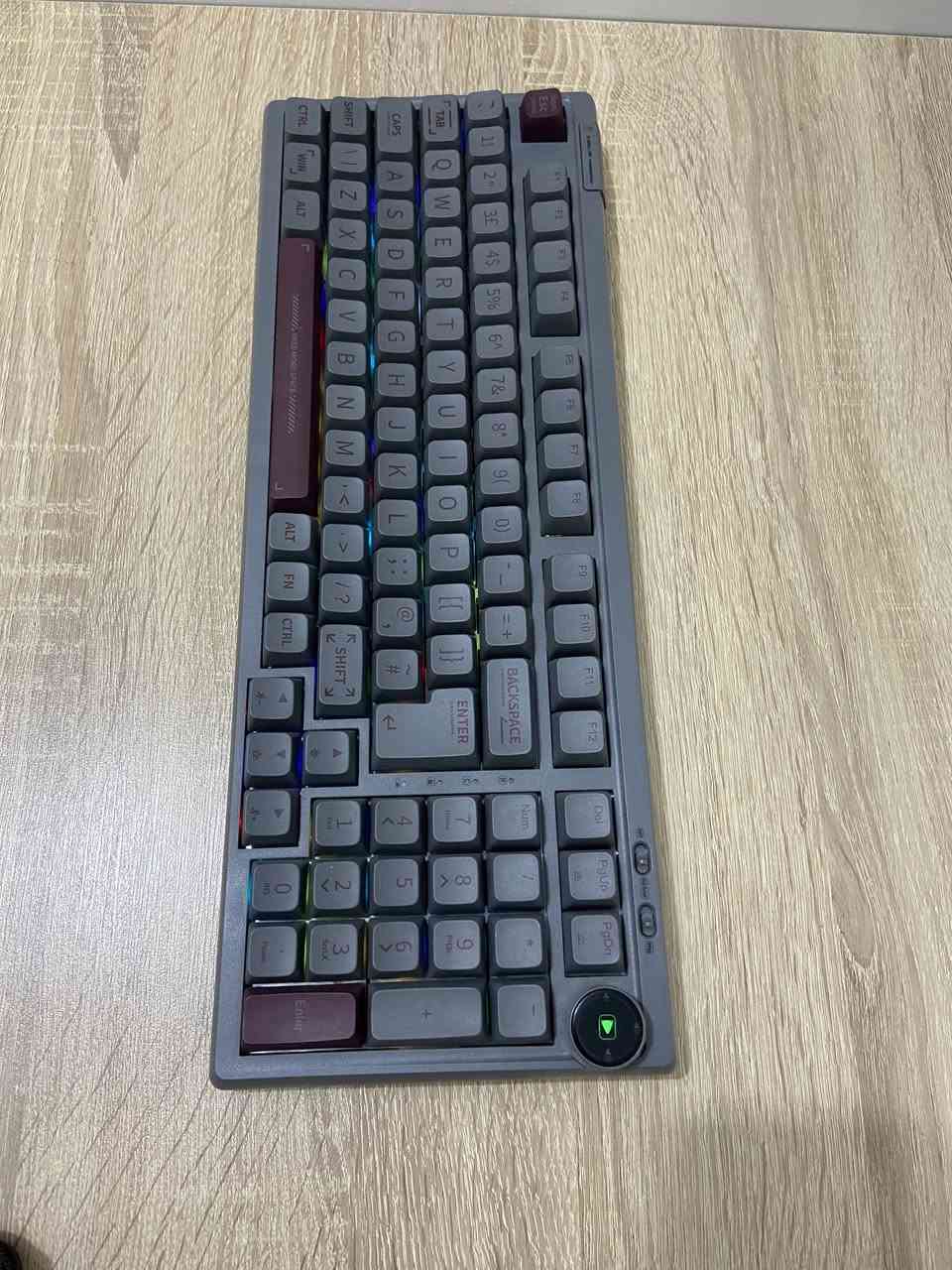 كيبورد EPOMAKER RT100 – Retro Mechanical Keyboard

🔹 الحجم: 95%
🔹 ثلاث انواع للاتصال :
بلوتوث
2.4G وايرلس
سلكي Type-C

🔹 نوع السويج: Yellow  سايلنت (كلش هادء مناسب للكتابة والشغل المستمر)
🔹بيه عجلة للتحكم بلصوت وتكدر تخصصها لامور ثانية 
🔹اضائة RGB كلش حلوة والوانه صافية 
🔹بيه نظام تكدر تنزله حتى تتحكم بيه بسهولة 

بيه مشكلة بسيطة جداً بلشاشة وتنحل يم أي مصلح 
واني اصلا خاصم من سعر الكيبورد على مودها 

يجيك بكرتونته بس  بدون كيبل Type-C 

الكيبورد مستعمل لكن نظيف ومرتب استعماله بسيط وراح تلاحظ من تأخذه 

والسعر جداً مناسب مقارنة بسعره الرسمي 
سعره الرسمي: 105.99$

يعني تقريبا 160,000

اني ابيعه ب 80 الف دينار والتوصيل 5

للاستفسار راسلني خاص كربلاء, العراق


**إذا كنت صاحب هذا الإعلان وتريد حذفه لأي سبب، رجاءا أرسل رسالة إلى الدعم الفني**