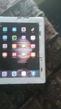 آيباد • ٣٢جيجا • شاشة مكسورة