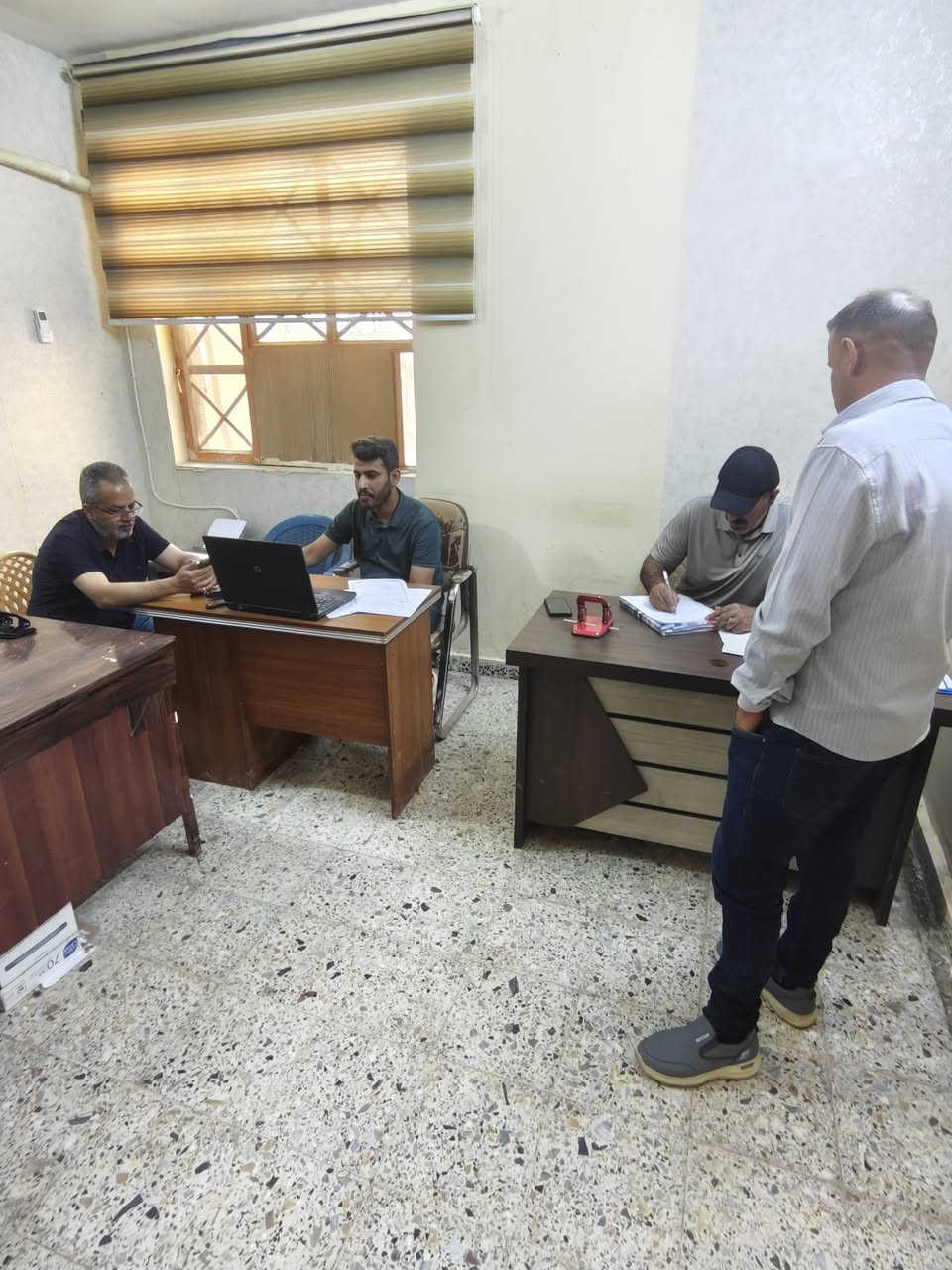 مركز صيانة الوحدة لقطاع أطراف الرصافة الجنوبي
.الملاكات الإدارية.. التخطيط المتقن لخدمة المواطن
✍️اعلام فرع الرصافة 7 حزيران 2026
منذ ساعات الصباح الأولى، تواصل ملاكاتنا الإدارية عملها الدؤوب خلف الكواليس، لتكون المحرك الحقيقي خلف كل إنجاز فني يلمسه المواطن في شبكة الكهرباء.
إن مهام الملاكات الإدارية لا تقتصر على تنظيم العمل، بل تمتد لتكون الركيزة التي تضمن تحسين الشبكة الكهربائية من خلال التنسيق الميداني الدقيق، توفير المواد والمعدات اللازمة في وقتها، وإدارة الجداول الزمنية التي تمكّن ملاكاتنا الفنية من إنجاز مهامها بكفاءة عالية.
إن التزامنا الإداري ينبع من حرصنا على أن تترجم كل خطوة ورقية أو تنظيمية إلى استقرار ملموس في خدمة الكهرباء. نحن هنا، نعمل بتكامل تام، لنضمن أن تكون خدمة المواطنين هي الغاية الأولى والوحيدة لكل جهودنا، إدارية كانت أو فنية.


**إذا كنت صاحب هذا الإعلان وتريد حذفه لأي سبب، رجاءا أرسل رسالة إلى الدعم الفني**