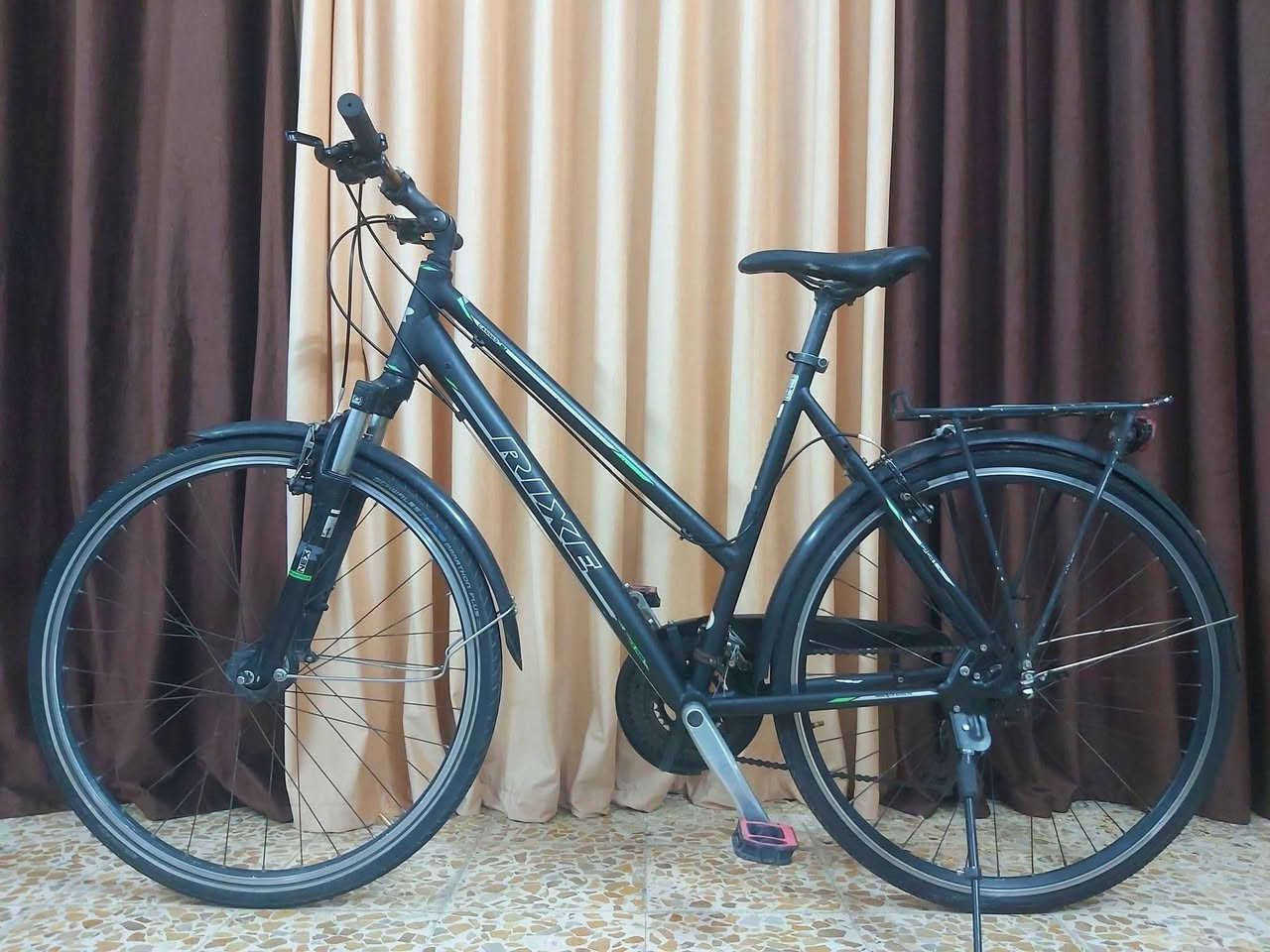 دراجة نوع 700c ترحال ماركة RIXE ألماني نظافة 95/% 

معدن فول المنيوم 
                        سستم شيمانو كامل 
                                                   كيورة سحب دفع شاشة

دشالي 3امامي 8خلفي 

                  دبل امامي سلس بالسياقة 

                                              قياس الفريم L

                                                             + ركبة متحركة 

السعر 150الف وبي مجال 

((العنوان/بغداد/البلديات)) رقم الهاتف ***********
