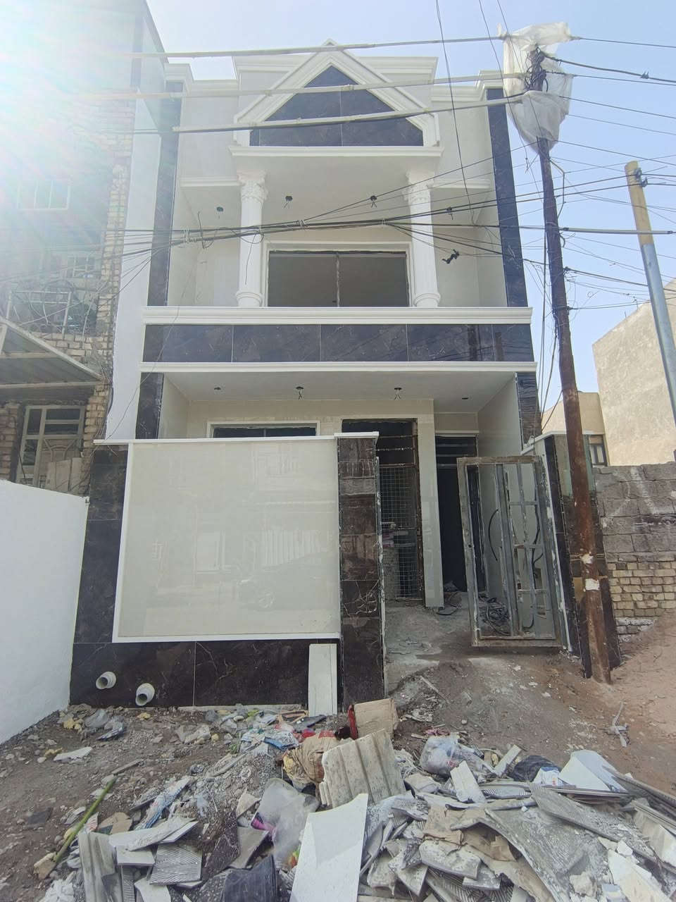 بيت للبيع مساحة ١٠٠متر الشعب ضباط كويتي خلف مركز الشرطه الشعب بناء حديث 3نوم وصاله ومطبخ وخدمات  لاتصال مكتب كليم الله للعقار مقابل مدرسة بلقيس تابعني على صفحه ***********
