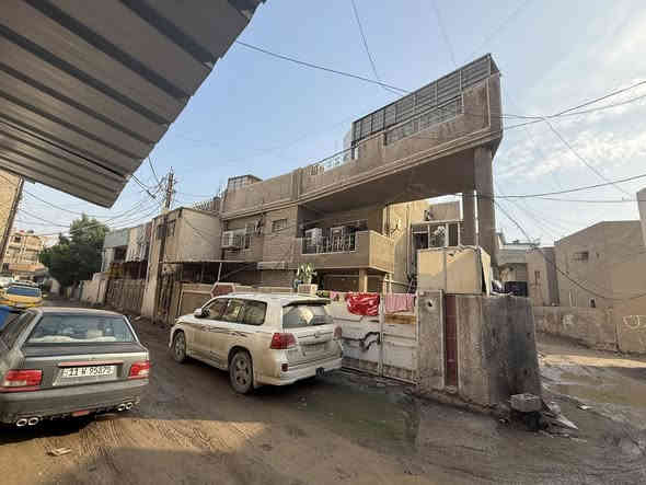 سلام عليكم 
بيت للبيع مساحه 160 متر ركن داخل فرع 
واجهة 14.50 ونزال 14 
طابق الارضي 
يحتوي
 ع كراج واستقبال وهول وغرفه نوم وخدمات ومنور وصاله درج 
والطابق الثاني يحتوي على 4 غرف نوم وخدمات 
والطابق الثالث يحتوي ع غرفه نوم وبيتونه وسطح 
علما البيت جدا نضيف 
موقعه بغداد الجديدة 
قرب كراج النعيرية 
*********** علي
