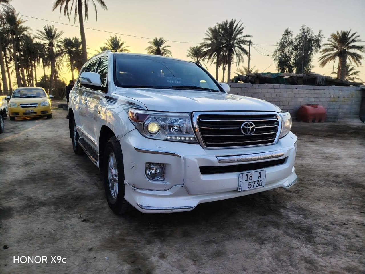 السلام عليكم رمضان كريم. لاندكروز 2009 فول مواصفات واحد على واحد رقم بابل بسمنه سنويه لل 28 صاعده هزه جديده استوه. سياره جديده بمعنى الكلمه جاهزه من اي نقص حداديه جديده تخم تاير جديد كهربائيات كلها شغال مكينه كير جدد تبريد ثلج اتلث قطع حته الثلاجه انجماد بريم اصل فتحه سقف بصمه بصمه ابواب كامره حساسات خلفيه سبعه راكب كشنات جلد لايت زنون تحكمات ستير شاشه كبيره داخل بيجي جام اربعه اوتو مثبت سرعه بعد بيه اهواي موصفات. السياره بيه صبغ جاملغ خلفي الأيمن وشويه بيه بارد بل قماره الكصه ول باقي كفاله عامه من الدعاميه للدعاميه السعر 230. ***********
