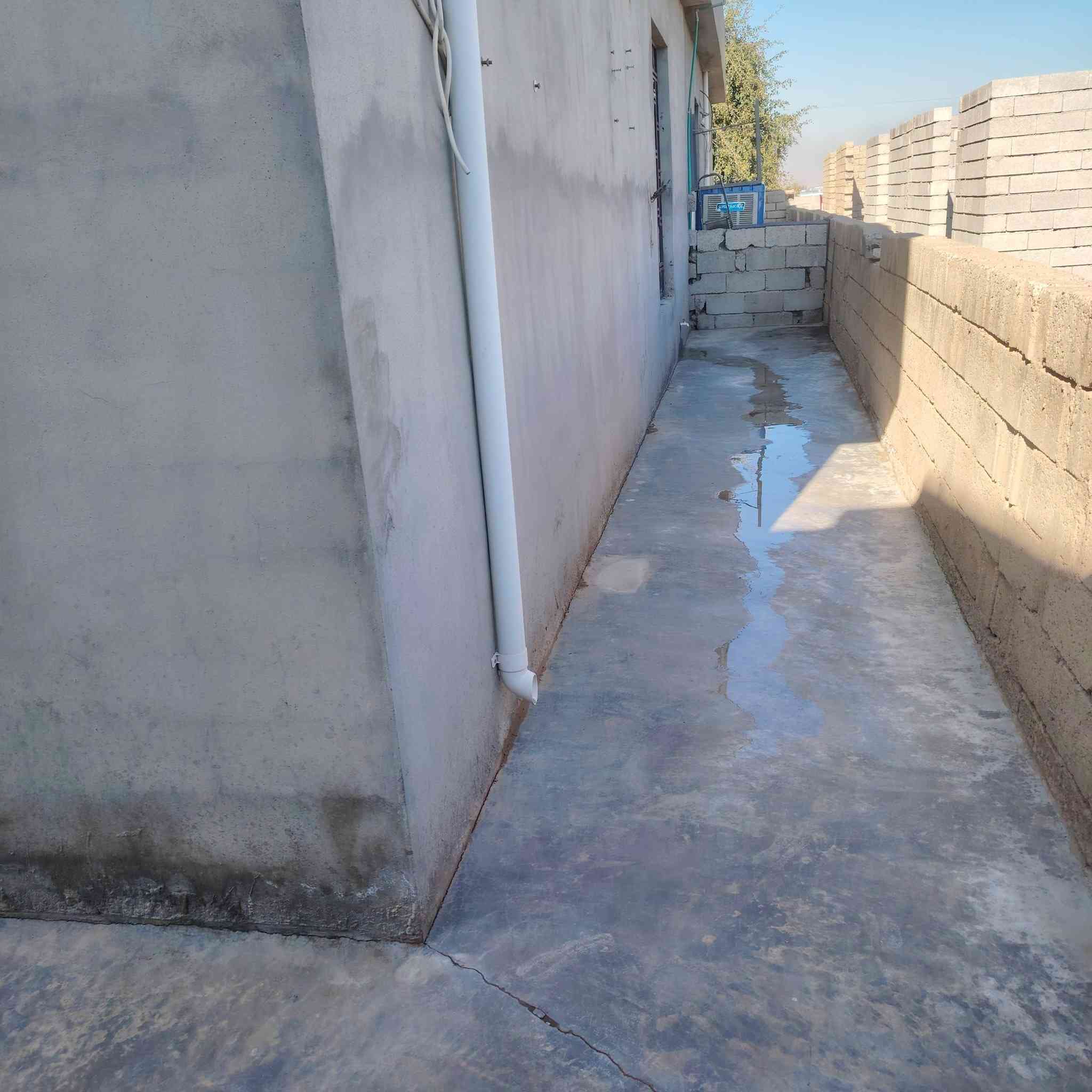 السلام عليكم بيت للبيع زراعي
الموقع بين المزرعه و المالحه قرب سيطره مدخل بيجي الجنوبي.. الواجهة 9 والعمق 14

البيت يتكون من غرفتين عدد 2 _ 5 ×4

استقبال 6 × 4

مطبخ 5 × 4

هول 9 ×4

كراج سياره 5 × 20 

حديقه اماميه

صحيات خارجيه وداخليه..

البيت بناء حديث واصل مي و كهرباء و مولد وجاهز للسكن

 السعر 37 

للأستفسار ***********
