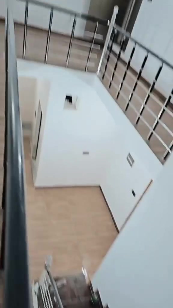 بيت للبيع مساحه ١٦٤ متر واجهه ٨ وربع ونزال ٢٠ متر طابقين بناء ٢٠٠٢ وترميم كامل للبيت ٢٠٢٣ طابقين 
الطابق الاول ...غرفتين وصاله واستقبال وصحيات داخليه وخارجيه 
الطابق الثاني..٣ غرف نوم 
عنوان البيت عواشه خلف مستشفى دجله الاهلي بفرعين 
الاتصال للاستفسار...***********

