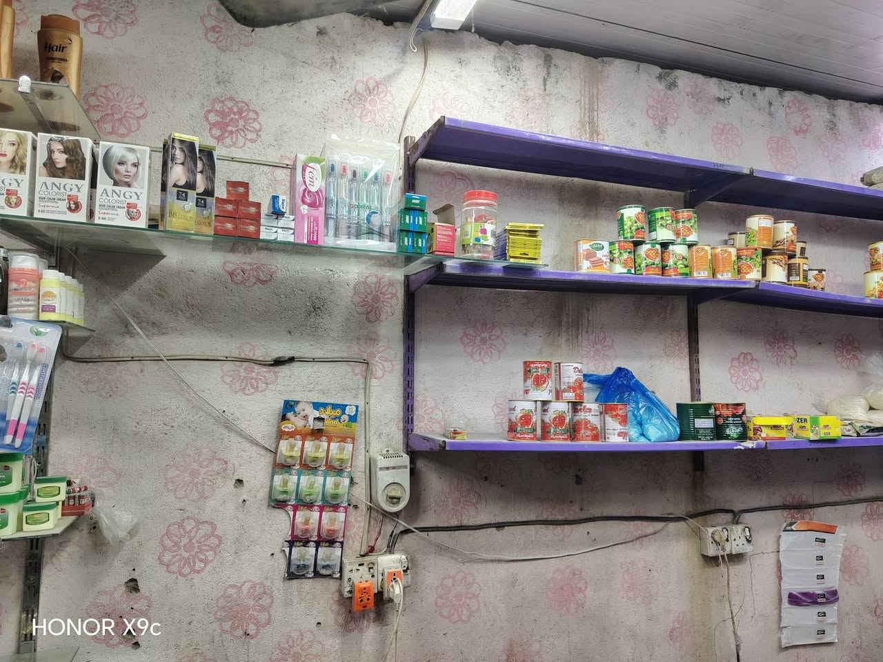 سلام عليكم أسواق للبيع تردون بس غراض تردون كوتره اليريد شي منه يتصل علرقم ***********
