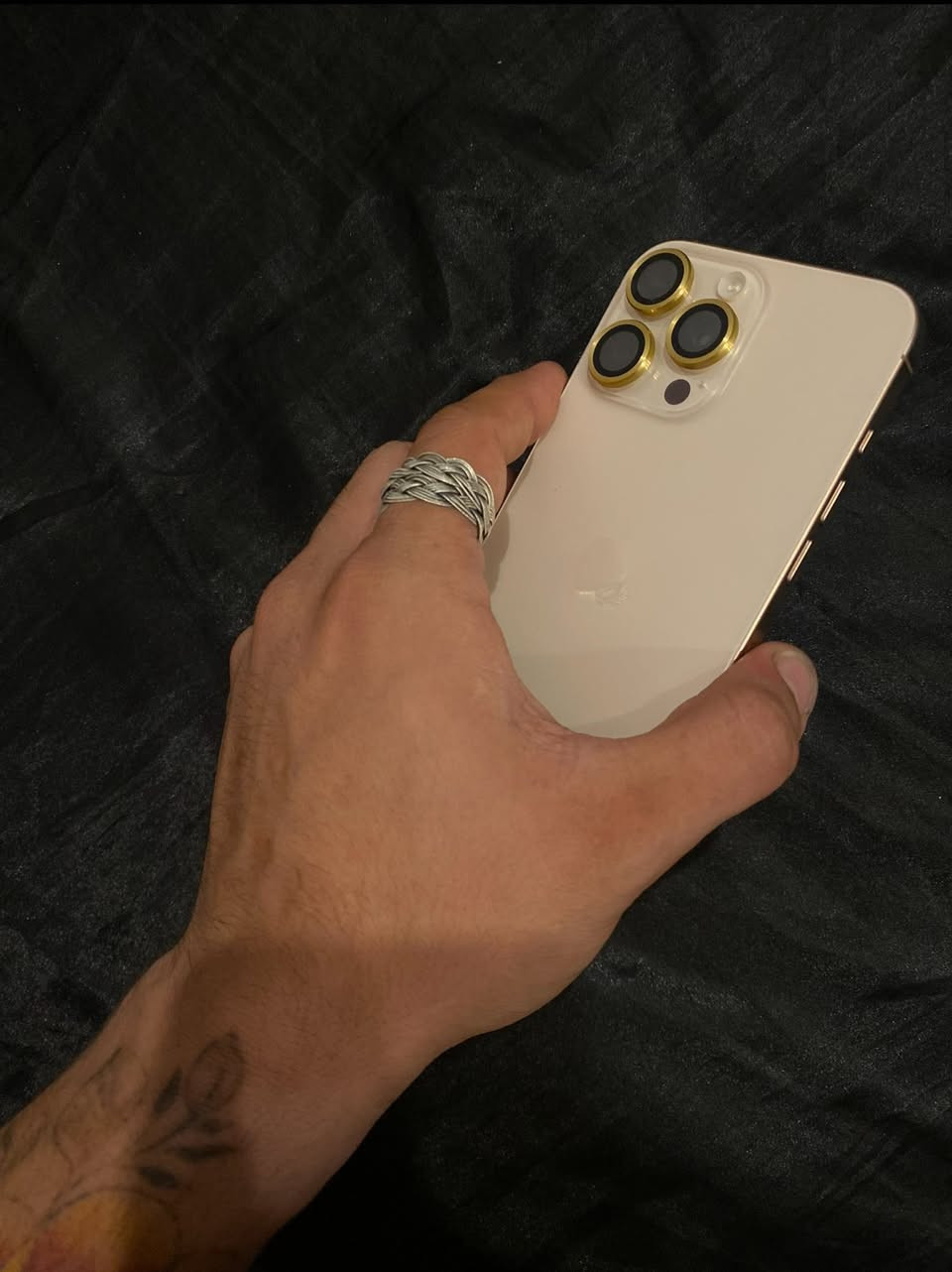 🔱 16 برو ماكس 🔱
( ذاكرة 512 )

( بطارية 92% مشحون 390 مرة )

شرط اذا بي شخط او عيب واحد اوكعلك نص سعره 

كارتونته موجودة 

للبيع

السعر 1550 ( مليون وخمسمية وخمسين )

بغداد اليرموك اربع شوارع  

***********
