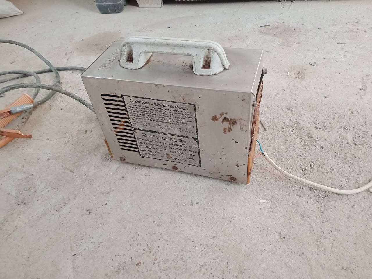 مكينه لحيم اصليه مكفوله حجم وسط شاحنه بطريات اصليه مكينه خياطه نوعيه راقيه شرط الشغل تشحن من كيفه بدون كهرباء أسعار مناسبة سكن بغداد سبع البور شارع السوداني هاتف ***********
