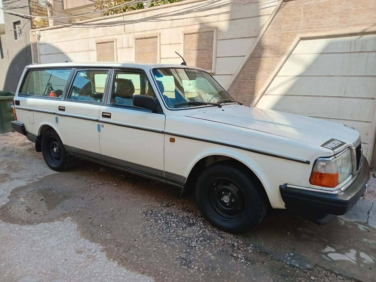 فالفو 240

مكينه بلادية 

موديل90 

رقم الماني جديد 

العنوان كربلاء
 السعر 65 وبيها مجال 
***********
