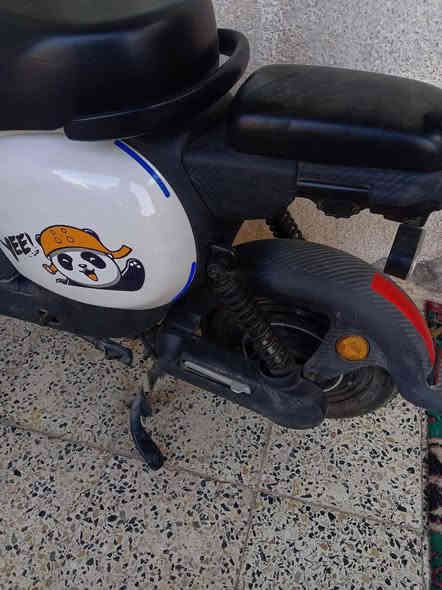 دراجة الكهربائية باندا للبيع  سعر 350 وبيها مجال
مستعمله شهرين فقط

 من نوع Uwinfly U2S.  مواصفاتها 
قوة المحرك: 800 واط. 
السرعة القصوى: حوالي 36 كم/ساعة 
البطارية: 48 فولت 20 أمبير ساعة. 
المدى (المسافة المقطوعة بالشحنة الواحدة): حوالي 50 كم 
الوزن الأقصى للراكب: 100 كجم. 
نظام الفرامل: فرامل طبلية (Drum brake) ( قرصية ميكانيكية). 
الميزات الإضافية: عداد سرعة رقمي بالكامل (Full Digital Speedometer) ونظام مفتاح ذكي (Smart System Key).
مامتواجد ع الفيس راسلني واتس اب 
***********
