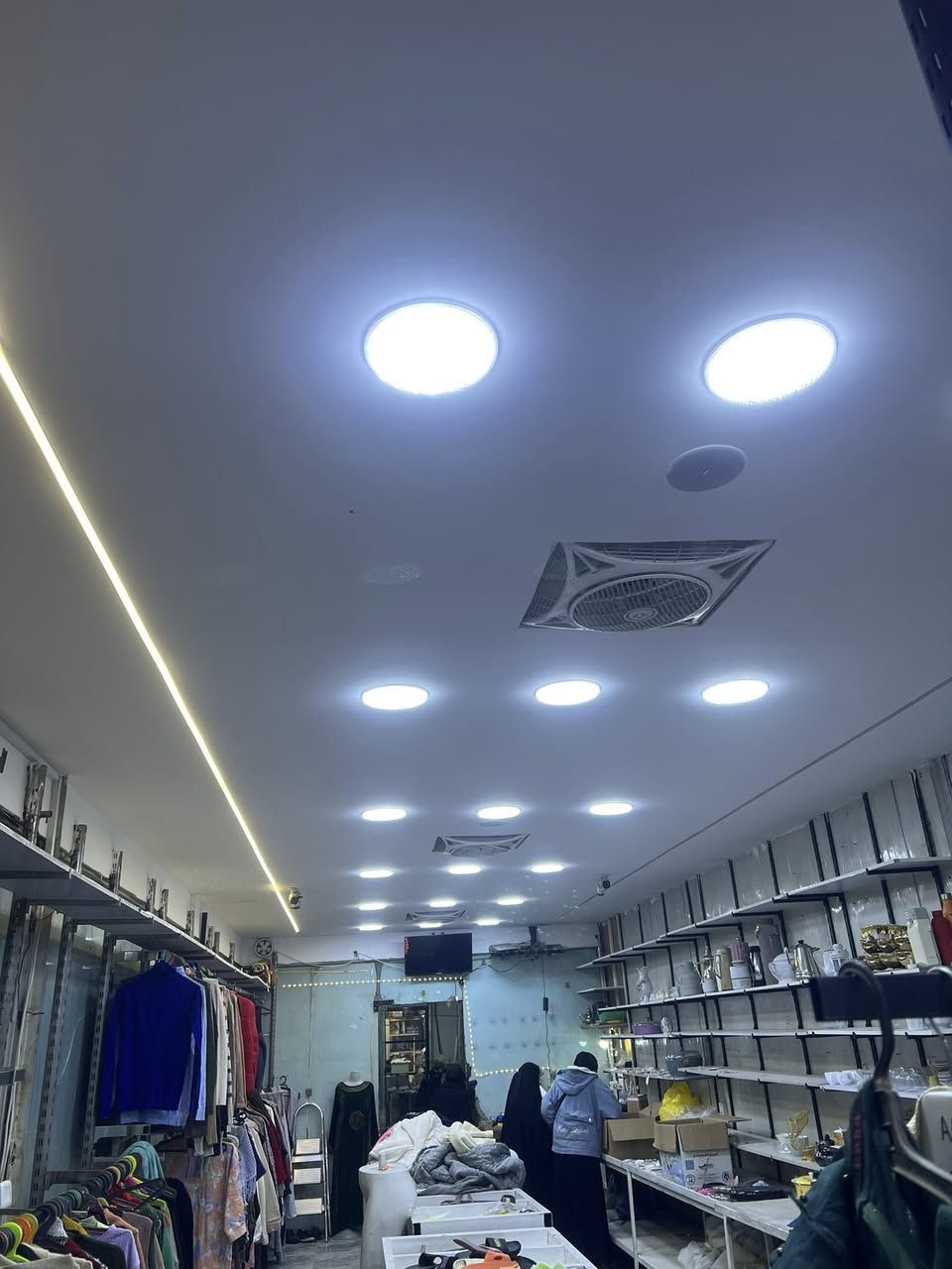 السلام عليكم مجمع للايجار كامل هوه ورفوفه وميوزته وكهرباء كامل مكمل بس جيب غراضك وفتح مجمع معروف اسمه مجمع جدو القديم مقابل المجمع الطبي للاستفسار ‭٠٧٨٢ ١٢٠ ٩٤٤٢‬
