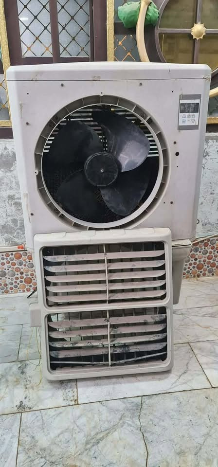باب سلايت شارع حديد ثقيل
عرض 3 ونص متر x  ارتفاع 2 ونص متر. يحتاج تبديل بوري (قاعدة) للچروخ فقط
ابواب حديد عدد 2.
المواصفات طلاگة وربع (عرض 1 متر و 10 سم) حديد ثقيل.
نظيفات بدون چرچوبة ومبرده شغاله مابيها اي شي للأستفسار على الرقم ‭***********‬

