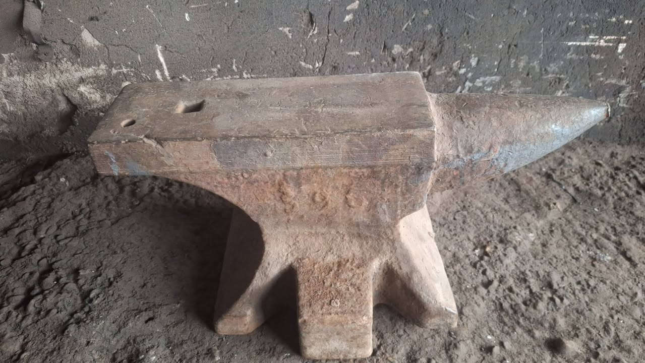 اسلام عليكم سندان حديد ثقيل مال دك حديد ابولبوزوزن ٩٠ كيلو لماني مال مؤسسه  سعر ٣٥٠ ألف مكان بغداد الدوره رقم ***********
