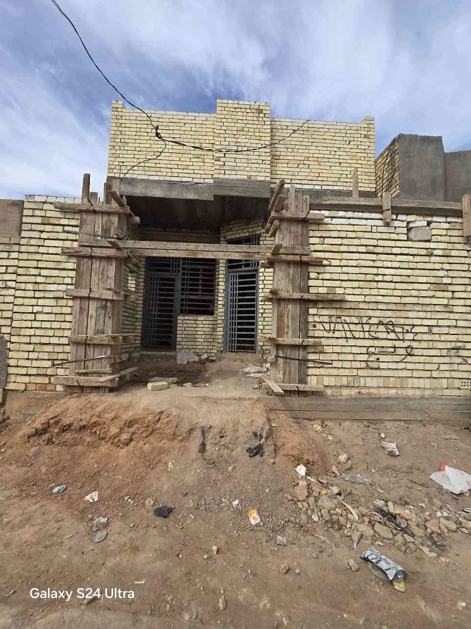 بيت هيكل لبيع بشارع المطار الجديد المساحه ١٢٠متر طابقين يحتوي على غرف ٢ وصالات ٢ ومطبخ وستقبال ومكاشيف عدد٢ وصحيات داخليه وخارجيه وطارمه السعر ٤٣ وبي مجال للستفسار *********** مكتب بركات ام البنين قرب اسواق فدك مقابيل شارع السبيس الطابق الثاني جاي يشتغلون بي صب السكف على ابو البيت
