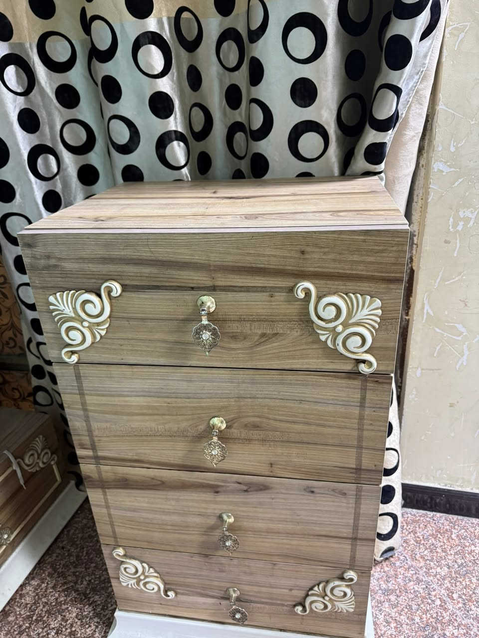 غرفة نوم تركي اصلي للبيع 6 قطع المراية مال الزاوية موجود تجي وياها عيوبهة مكان الخزن الي بل جرباية وصخ والمجرات الثنين مال ميز التواليت بيهن كسر بسيط العنوان البصرة المعقل رقم التواصل *********** السعر عل سوم أنطيني سومك على رقمي ونتفاهم
