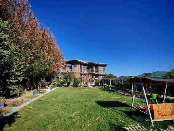 بسمه تعالى..  
ارض زراعية مساحتها ١٢٥٠ م تحتوي على دار طابقين كونكريت مسلح حديث مساحة الطابق ٢٧٢ متر يحتوي على ٥ غرف نوم ٤ مجاميع صحية..يبعد ٥٠ متر عن الشارع العام ديوانية /دغارة قرب معرض سيراميك عيسى بن مريم . ...للإستفسار عن السعر الاتصال على الأرقام التالية...
***********
