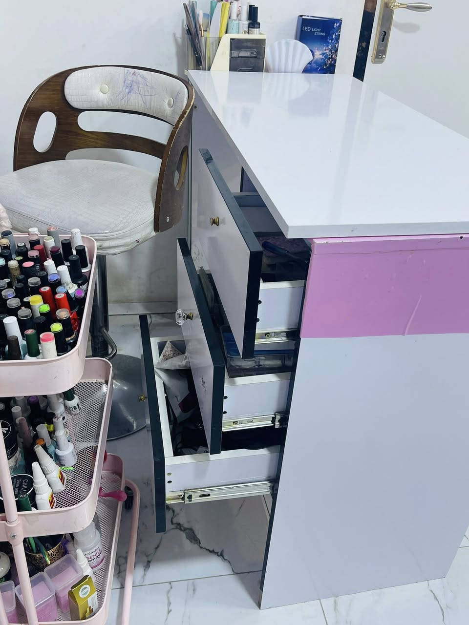 السلام عليكم
ميز اظافر عدد 2 وستولات عدد 2  ومرايا نشره شغاله قاعداتها وميز مرايه عدد 2 كل ميز بس مجرات 2 واسعات مكاني بابل واكو توصيل اذا تاخذوهن كلهن سوى بيهن مجال ونتفق على سعر


**إذا كنت صاحب هذا الإعلان وتريد حذفه لأي سبب، رجاءا أرسل رسالة إلى الدعم الفني**