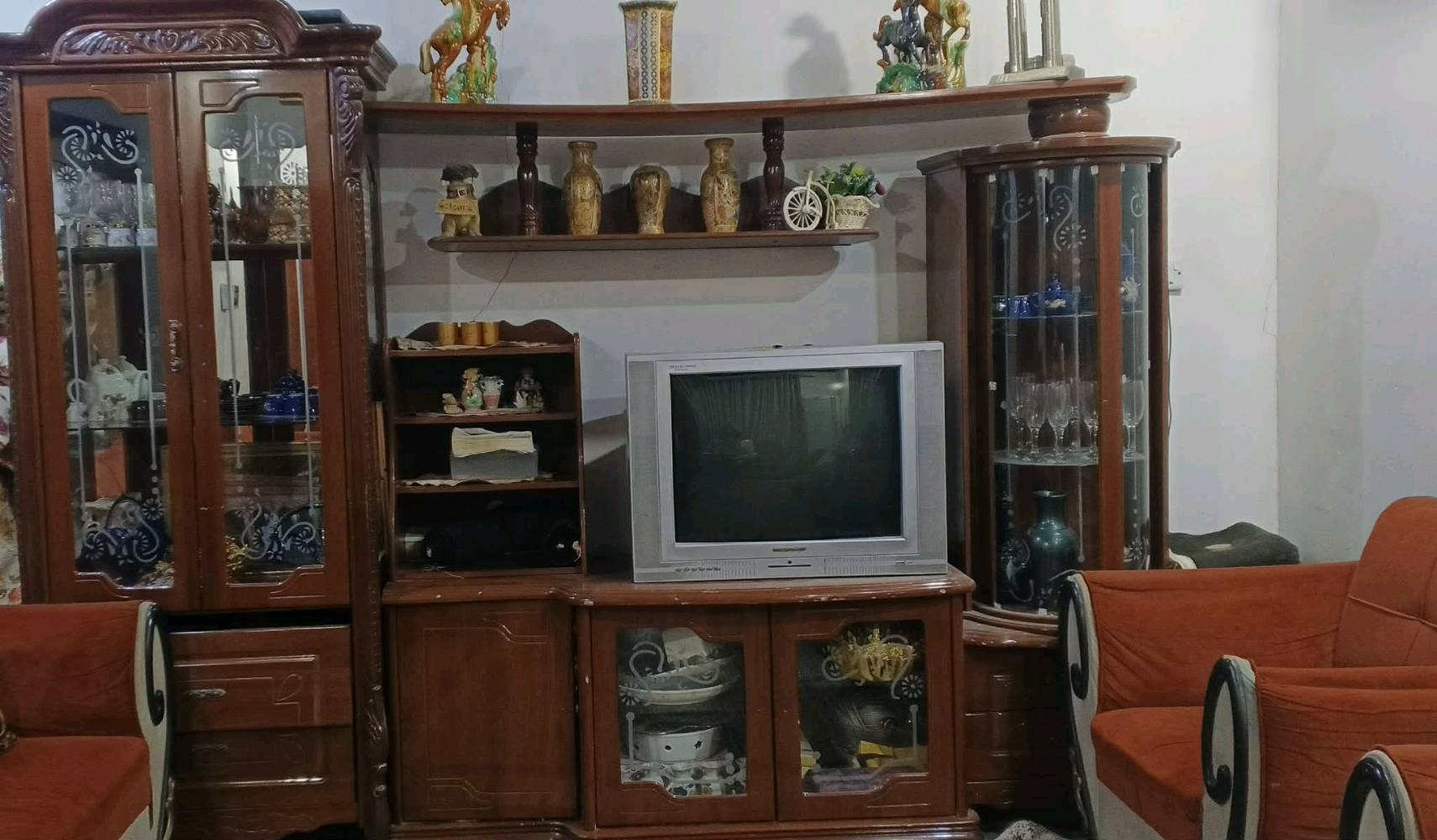 أعرض للبيع طقم صالون قماش مخمل برتقالي يتكون من كنبة كبيرة وكنبتين صغيرتين. التصميم أنيق وجذاب والانارة تضيف لمسة مميزة. الطاولات والتلفاز غير مشمولة في البيع. يعتبر خيار ممتاز لغرفة المعيشة أو استقبال الضيوف. الطقم مريح جداً وحالته جيدة جدا مع وجود بعض الاستخدام الطفيف. السعر مغري وقابل للتفاوض.