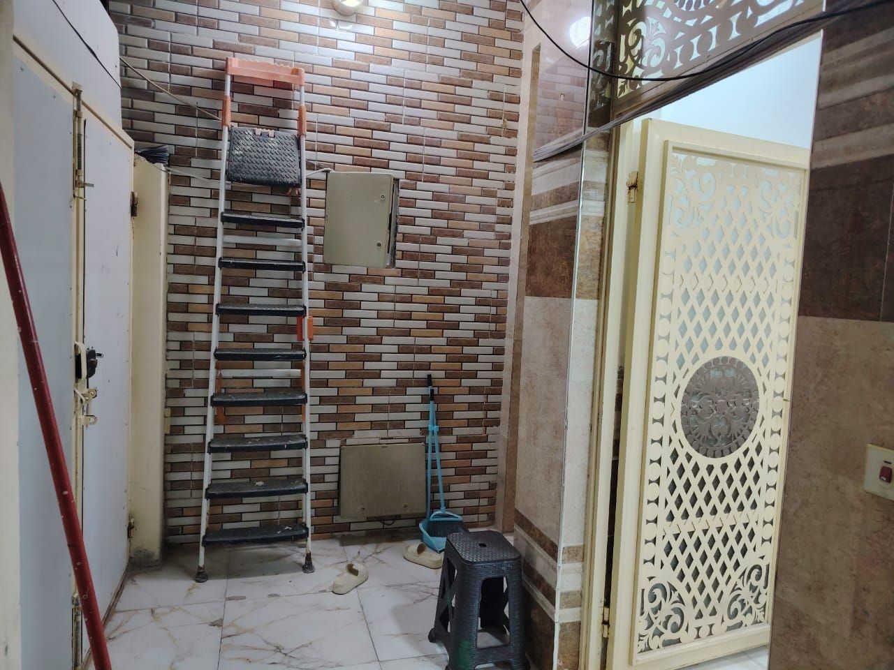 السلام عليكم بيت ١٠٠ م مربعه ركن للبيع على الحوالي الاستفسار أكثر اتصل على الرقم ***********
