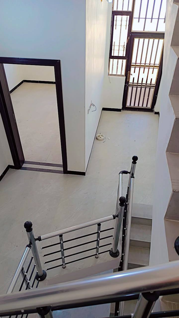 بيت حديث بمساحة 50متر طابقين سند 25 اقرار محكمه مباشر بأسم المشتري يحتوي ع غرفتين نوم مع صاله واستقبال ومطبخ ومجاميع صحيه عدد 2/ يبعد عن طريق الزائرين 20متر / خدمات كامله 
العنوان كربلاء  قرب مدينة الزائرين. مقابل جامعة كربلاء فريحه بسعر 70 للاستفسار ***********
