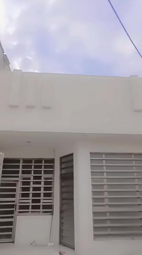 دار سكن المساحه 150 متر في حي الحكيم شارع ابو كيان الدلال قريب الكورنيش بناء حديث طابوك يتكون من 2 غرف نوم صاله مطبخ استقبال صحيات كهرباء ثريفيز ماء ثلالث خطوط للسعر والاستفسار الاتصال ***********  راتساب
