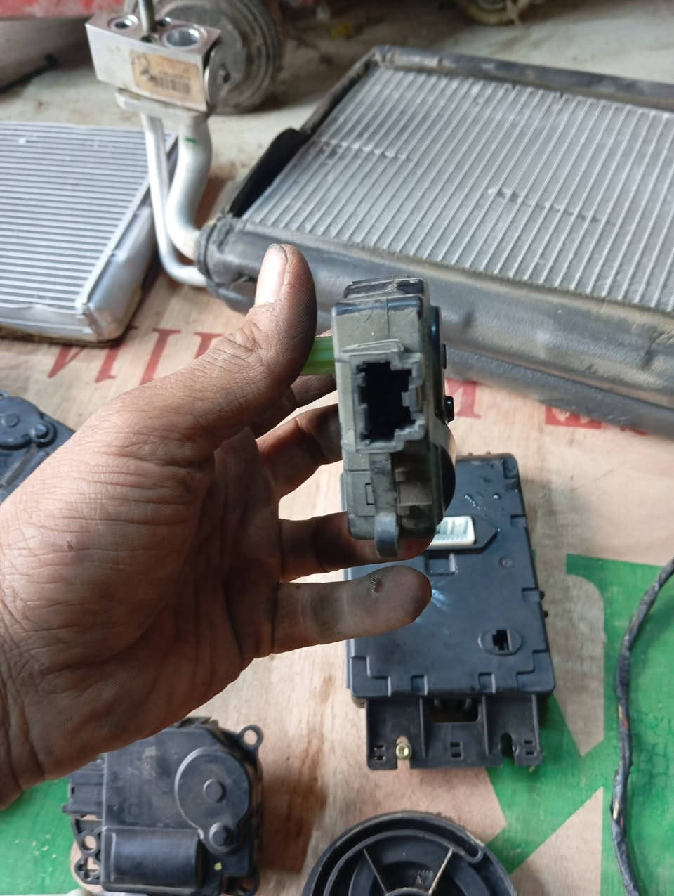 غراض تبريد كامله ***********
فريز 
راديتر تدفئه
حاسس
ماطورات بوابات
