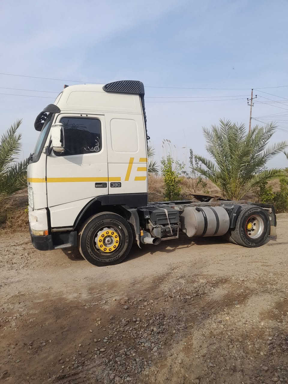 فولفو دكتورة للبيع موديل ٩٦ مربوطه عربة ذات جوانب متحركة رقم بغداد ***********
