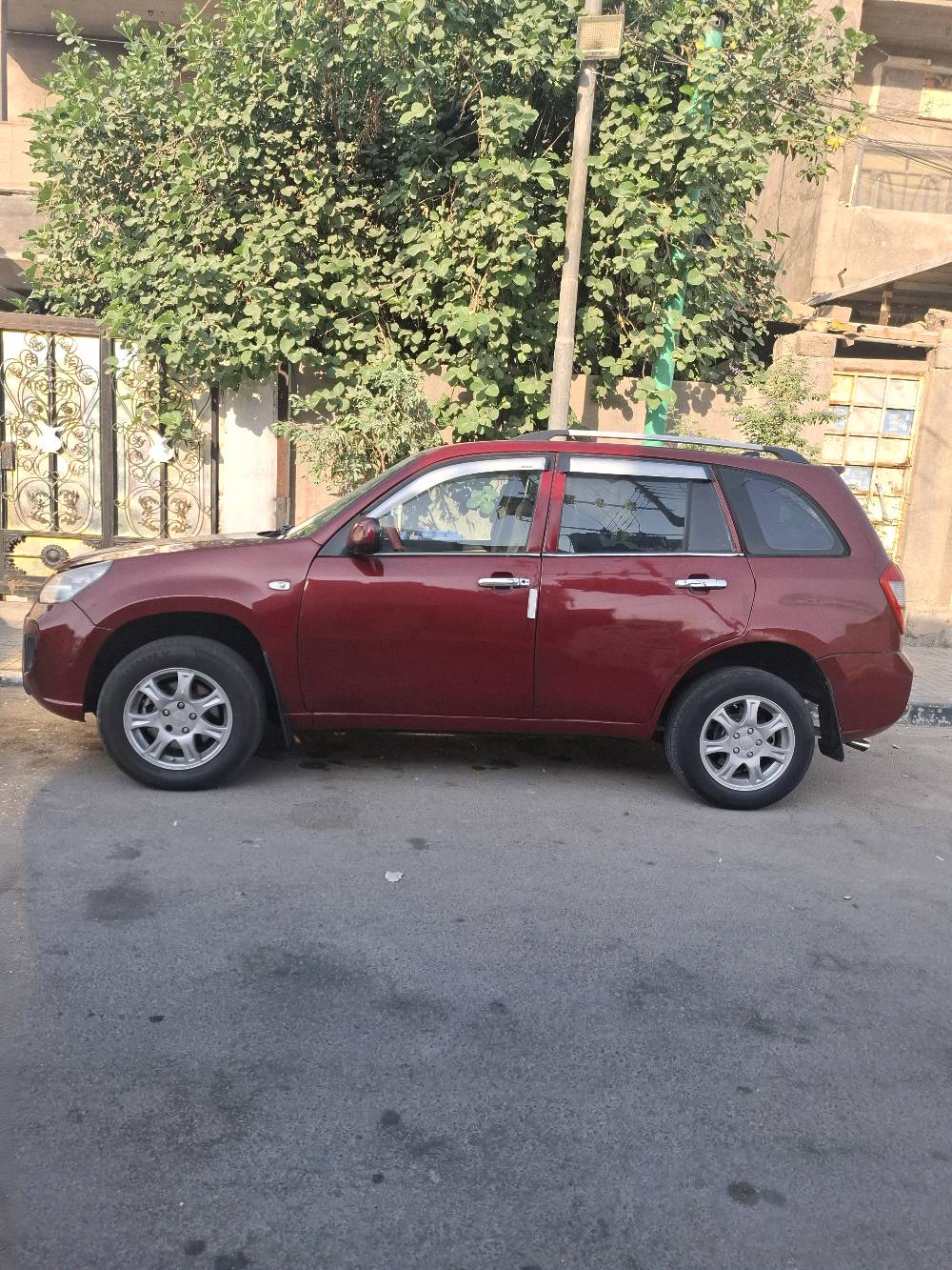 شيري تيكو مديل 2013 لون ماروني سنوية 2030 باسمي رقم بصرة حديث.
السيارة مصبوغة صبغ عام ومعمرة .
السايرة كل شيء يشتغل بيها تحكم ستيرن دفئة مقاعد شاشة سماعات.
المحرك والكير بلاد بس مصلحات يعني مفتوحات بس السيارة ما ناقصها شيء من العزم بيها انطلاقية وثابته.
بيها مشكلة بدبة البرشر الضغط الخاص بالبريك في هذه الشيء ياثر على شوي على استقرار المكينة بس مو ذاك التاثير الجبير .
السيارة نظيفة من برة ومن جوه لان مفتوحة الغرفة مالتها ومغسولة.
بيها تكحيلات بالجاملغ الخلفي والباب خلف السايق والدعامية طرف منها يحتاج بوليش حتى يتساوى اللون وي لون السيارة .
زوج تايرات جديد.
السايرة طالعة محافظات ماشية فوك 234,000km
سعر السيارة  51 وبيها مجال قليل للشراي 
للتواصل .
***********
موقعي البصرة قضاء الزبير