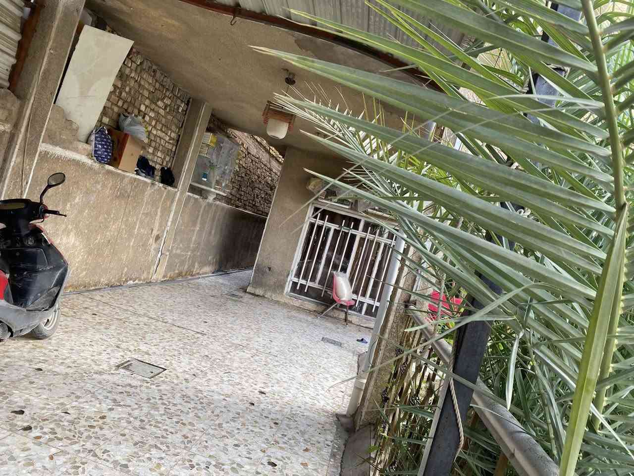 السلام عليكم دار سكني ملك صرف 300 متر مربع يحتوي علي خمس غرف نوم مع استقبال وهول ومطبخ مع كراج كبير العنوان حي الرئاسة خلف شارع البرتقاله 
ملاحظة يباع كامل أو نصف دار

لاستفسار اكثر *********** ابو فاضل
