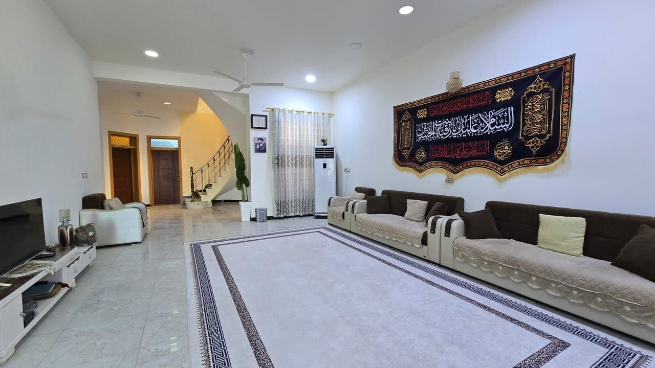 للبيع 
دار في حي النفط مجاور الدكتور احمد مطر شارع 20 متر 

 مساحة ٣٠٠ متر بناء جديد سنة ٢٣ بناء كونكريت مسلح يحتوي كراج سياره وحديقة وعلى غرف العدد ٢ وصالة واستقبال ومطبخ مع كاونتر وبيتونه ومجمع صحي وسطحين وتهويات ٢
 الشارع عريض تبليط مع مقرنص مقابيله شارع  البيت جاهز 
ملاحظة يوجد في منشور فيديو توضيحي 

للاستفسار أكثر مراجعه مكتب المعالي للعقار حي العسكري أو الاتصال على الرقم ***********
