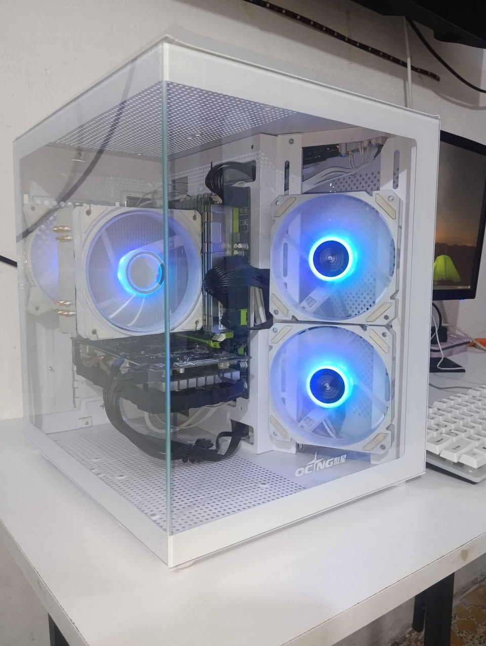 السلام عليكم
كيس Gaming للبيع بحالة ممتازة جدًا وكل القطع جديدة ونظيفة 🔥

المواصفات:

CPU : Xeon E5 2670 V2 10 Cores / 20 Thrاeads
GPU : RX 580 8GB
RAM : 16GB
SSD : 512GB سريع جدًا
Case : OCNG زجاجي شكل فخم
Cooling : مبرد معالج برج الرابع
Fans : 3 مراوح RGB
النظام سريع جدًا وحرارة ممتازة

يشغل الألعاب القوية مثل:
-كاونتر سترايكك
- ماين كرافت وغيره
- Warzone
- FiveM
- Fortnite
- Valorant
- GTA V
- Overwatch 2

الأداء جدًا ممتاز على دقة 1080p وفريمات قوية 🔥
الكيس جاهز استخدام وما يحتاج أي شي.

يفتح بسرعة بسبب الـ SSD ومناسب للألعاب والبث والاستخدام اليومي.

للمهتم خاص 📩
رقم الواتس *********** بغداد, العراق
