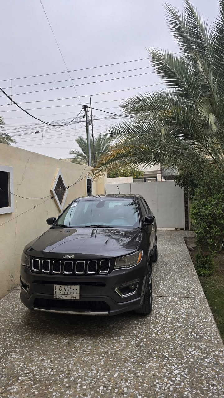 جيب كومباس 2018  للبيع 
لونها فيلي غامق رقم بغداد تحويل مباشر 
فئة سبورت 
محرك 2400 دفع رباعي 4x4
تدفئة ستيرن و بالكشنات 
تبريد قطعتين ثلج
كير 9 نمر
ماشية 75 ميل 
الجامات مغلفة عازل حراري الغرفة تبقى باردة حتى بالصيف
المكينة نظيفة جدا دهن ممتاز و ماء راديتر ممتاز 

حادثها جاملق بارد بسيط جدا و البنيد مبدل و مصبوغ صبغ اصلي ايرباك دركة و دشبول
و بالعراق اكو رصعة فوك الجامة بسيطة كلش 
 ادامة كاملة للسيارة على اخر حباية 
نظيفة جدا السيارة
السعر ١٢٥ ورقة و مجال للشراي فقط 
***********
