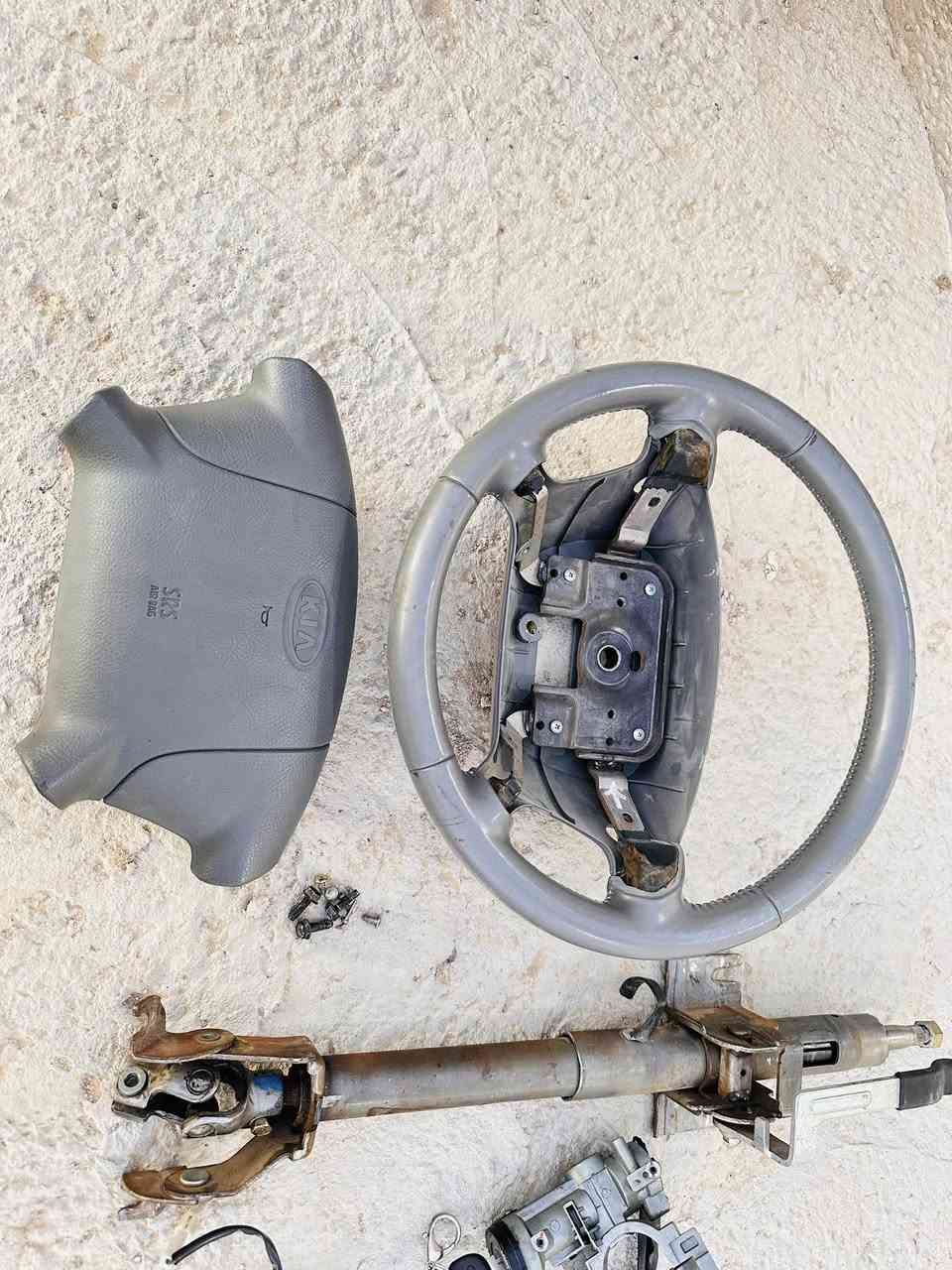 سلام عليكم اخواني عندي ادوات احتياطية كيا ريو شفت ستيرن + دركة ام الارباك + جوزة تشغيل هية وسويجها +شريط ستيرن اشتريتهن مال كصة والله وماصارن ع سيارتي 
اريد  ابيعهن شرط تشغيل  الي يحتاجهن يتصل ع رقم ***********
