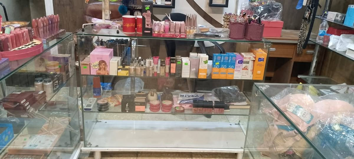 فاترينا عدد 5 قياسهم متر وعشرين تقريبا وجام (رفوف) 
شارع فلسطين
 
***********
