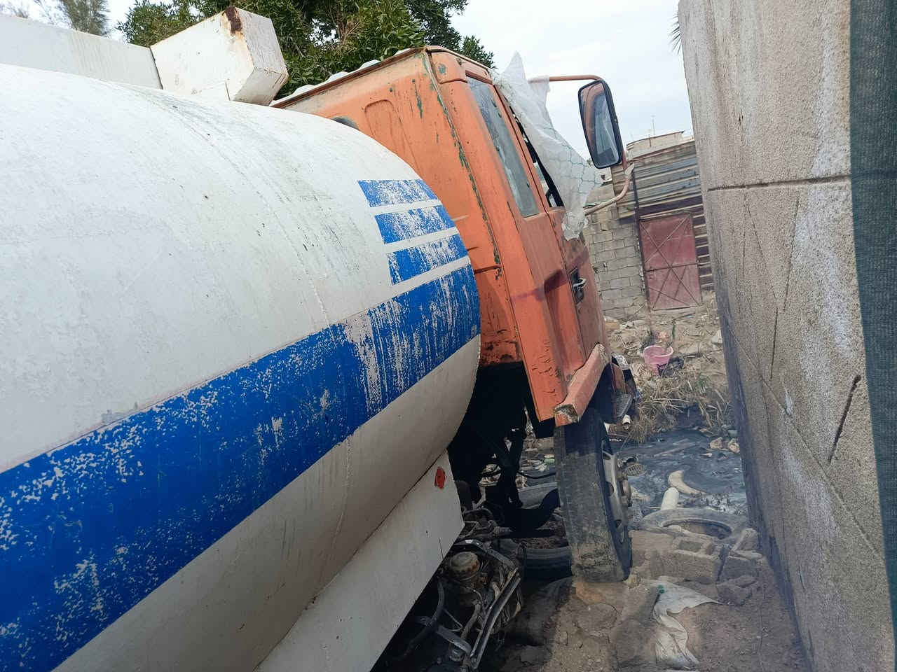 السلام عليكم تنكر للبيع ازوزه مكينه إلبه مكينه جديدة ستوه مجفته 8 طن الرقم انشائيه موديل 19933
مكينه 6 سلندر  
الاستفسار. ***********
العنوان البصره أبي الخصيب 
السعر 55 وبيه مجال قليل
