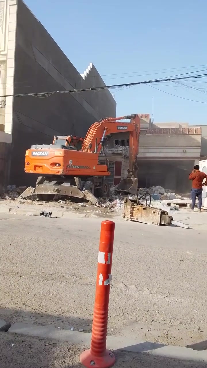 مستعدون لهدم الدور والبنايات وحفر الجفره وقطع البيوت المشتركه ورفع الانقاض وفرش السبيس والجلمود نعمل طيله الاسبوع ليلا ونهارا باسعار مناسبه                                    في بغداد هاتف ***********
